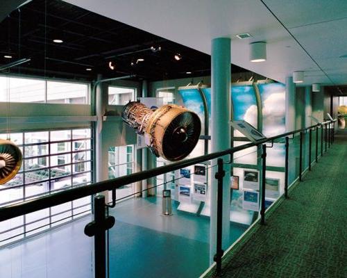 Second floor view of jet engine assemblies on display hanging in the GE航空学习中心.