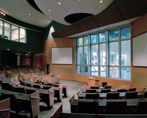 Auditorium seating and speaker podium within the GE航空学习中心.