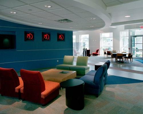 Interior seating area in the GE航空学习中心 with colorful walls and furniture.