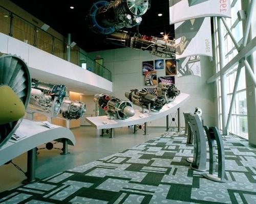 Inside the lobby of the GE航空学习中心 with sculptures surrounding the entryway.